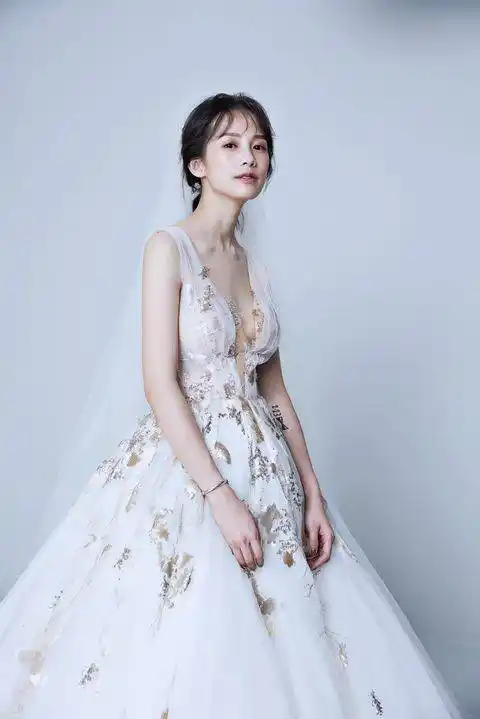 简嫚书婚纱照曝光!化老妆与老公入镜:从认识到一起变老