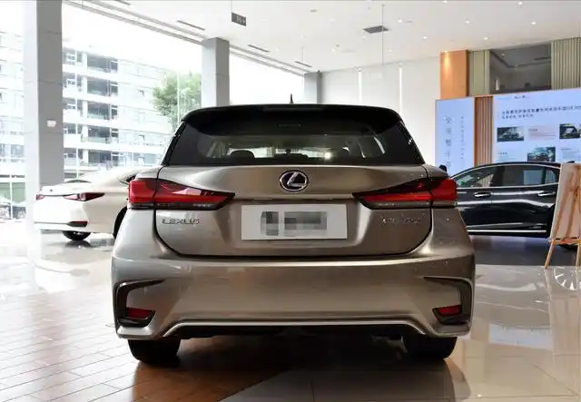 最便宜的雷克萨斯轿车,落地20万,油耗6升,空间与雅阁看齐