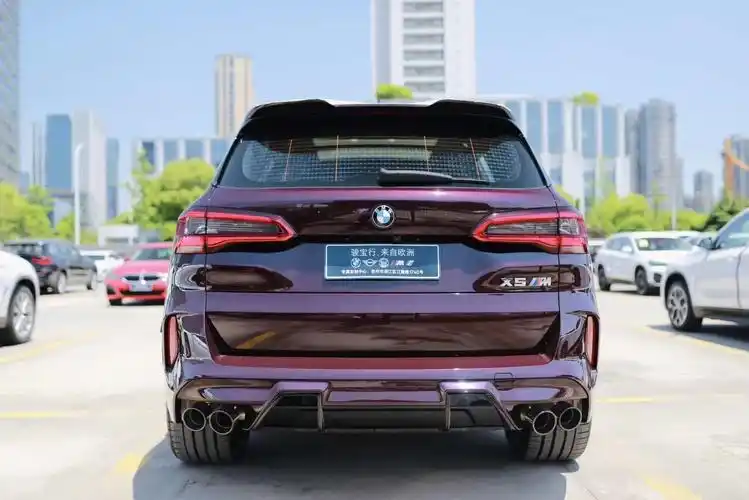 枣红色的宝马x5更加动感十足