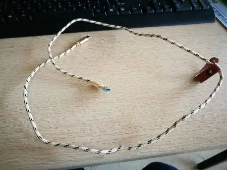 求大神帮忙做一张数据线被剪断之后的照片,真实点,谢谢.