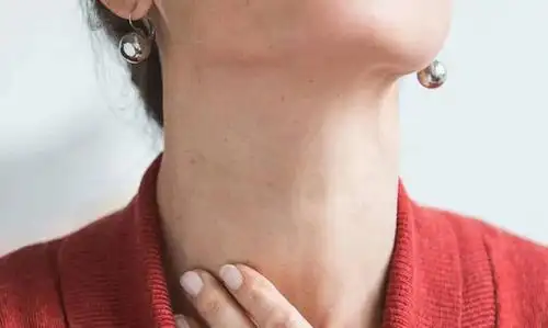 4个甲状腺癌患者,3个是女性!这10个迹象出现,女人要小心