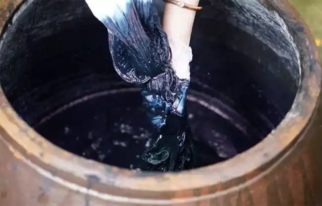 染匠染匠染布,衣,先得征求主人家的意见,按主人的爱好选用颜料.