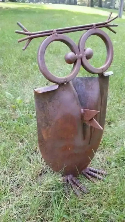 它的名字叫电焊工 在他们手中,无论是废旧的铁制工具还是废铁块旧钢板