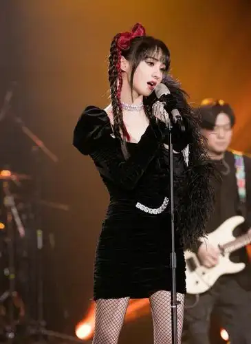 没想到你是这样的郑爽,穿短裙配"透丝",一贯甜美的她也很撩