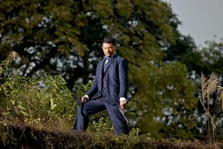 p>《让子弹飞》是由 a target="_blank" href="/item/姜文/1168186"