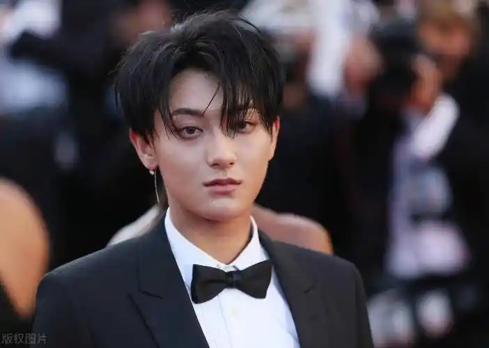 黄子韬的低调炫富:豪车名表背后的富二代人生_方式_王思聪_青岛