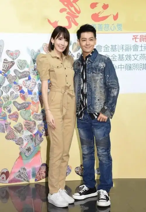 陈若仪不愧是模特出身,一袭连体裤又帅又美,气场盖过林志颖