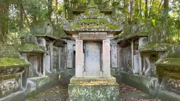 四川青山翠谷中的清代古墓,当地俗称"花坟"