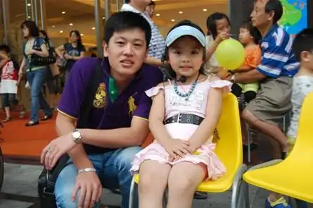 中娱传媒ceo李翔与小童星丁楠霓在六一演出现场