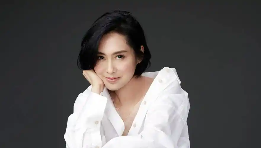 的朱茵依旧是那么美丽,皮肤保养也很好,相信与她的婚姻生活逃不开关系