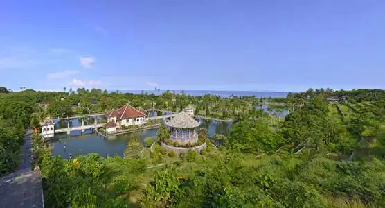 巴厘岛宫殿塔曼乌绒水宫殿在巴厘岛的全景照片