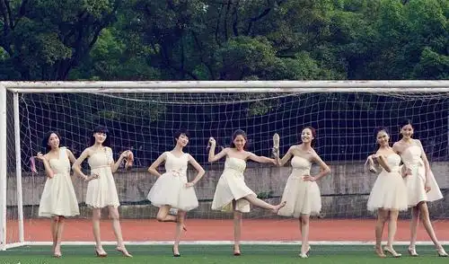 毕业季合影这样拍真有创意,9个集体照队形,场景好找,效果好