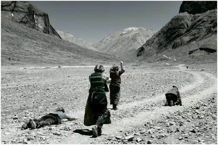 川藏掠影11:磕长头的朝圣者.