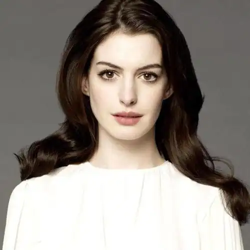 安妮海瑟薇高清近照惊人,粉底结块皱纹堆积,一笑露出大黄牙