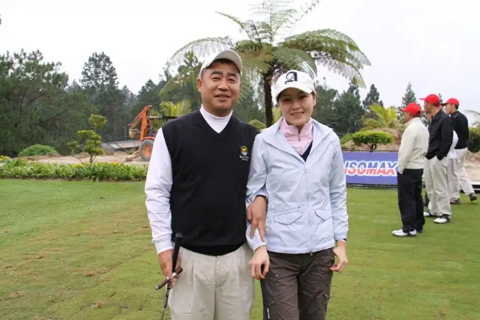 王爱维与秦娟合影