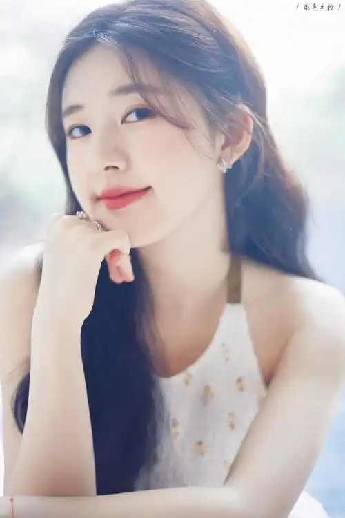 赵露思超话清丽又明媚的漂亮露思~957815迎接美好的23吧~hbd