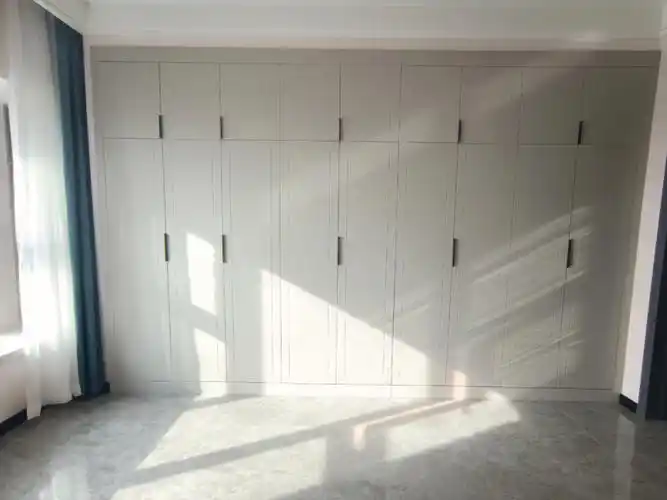 卧室一整面墙的柜子收纳杠杠的