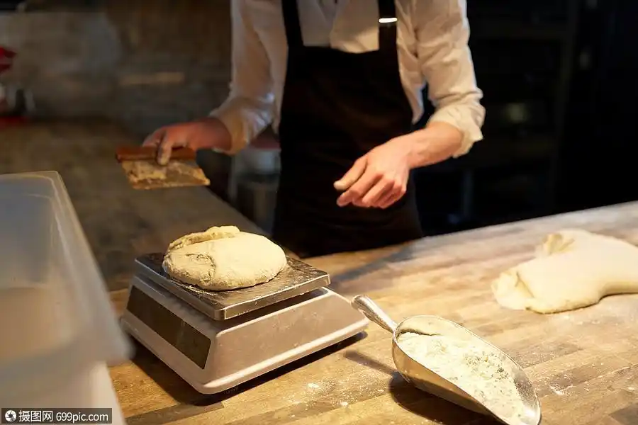 食品烹饪,烘焙人的厨师包师与长凳切割机分切称重包店厨师包师包店