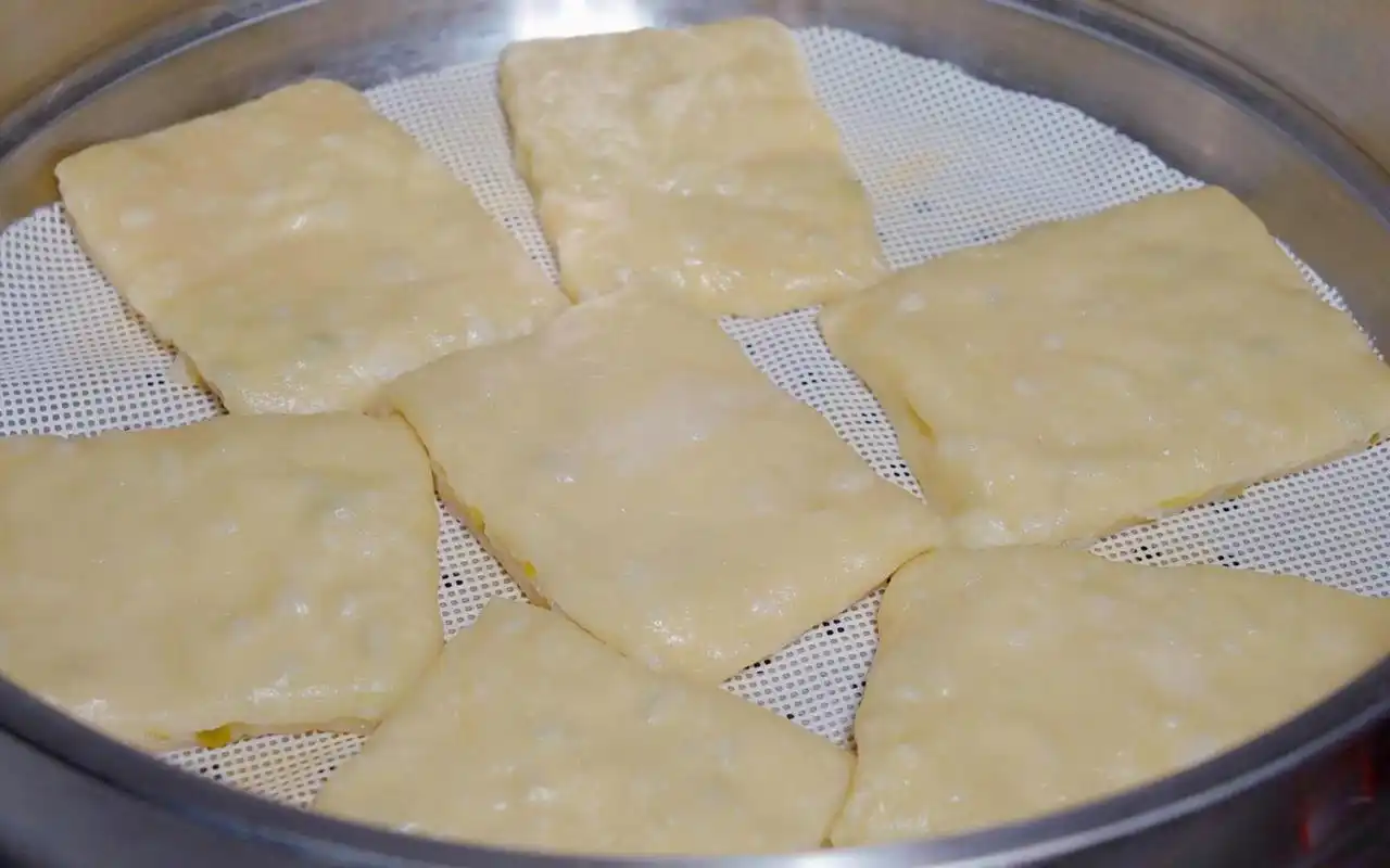 千层死面饼子,不用发面不醒面,柔软又劲道,搭配鸡蛋蒜真好吃