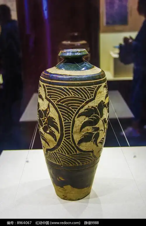 西夏文物褐釉剔刻海棠纹经瓶