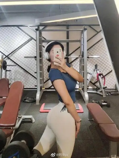 我看了一下认为她的穿着打扮媚男ghs姑娘走红之后很多人对她提出了质