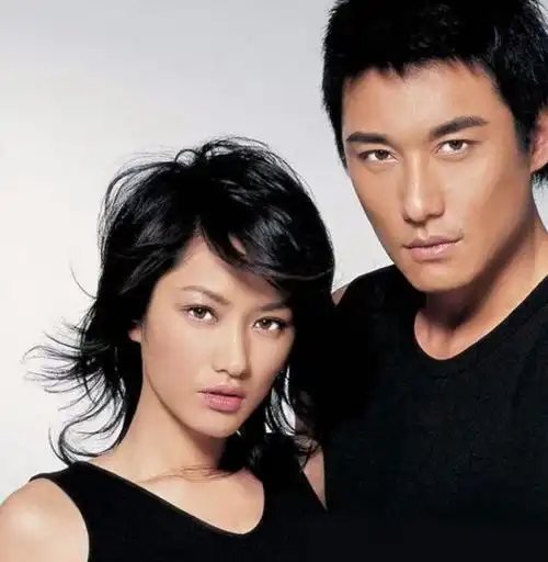 175cm瞿颖和189cm胡兵合体走秀52岁瞿颖满脸皱纹胡兵老太多