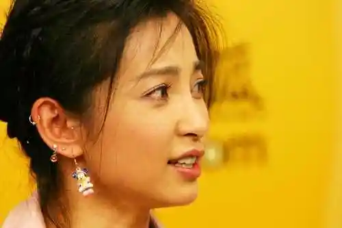 韩国明星耳洞位置图片 细数女明星的耳洞洞(组图)