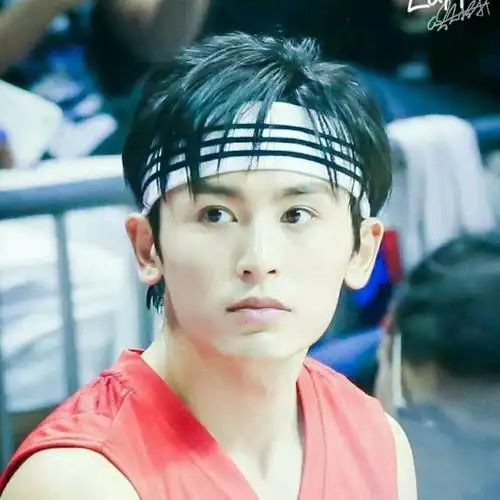 张哲瀚:一个被演艺事业耽误的优秀投篮手!网友表示担心