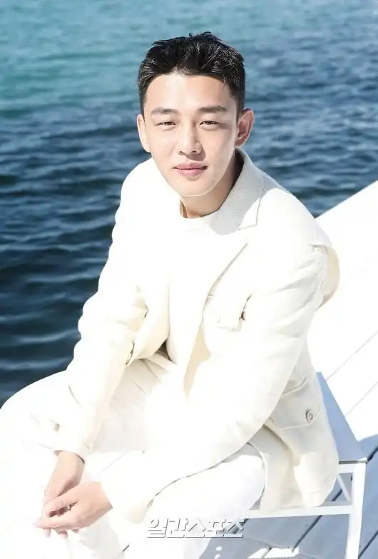 组图:刘亚仁戛纳《燃烧》记者会 一身白衣成影帝大热门