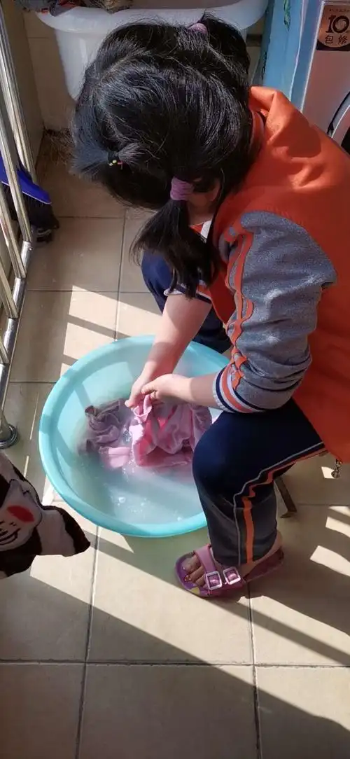 尤其是现在的孩子,更是没有体验过洗衣服的感受