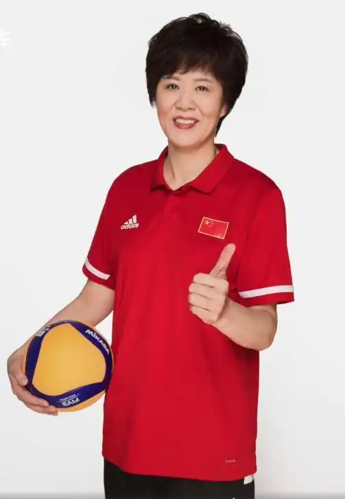 英姿飒爽!女排名帅郎平最新宣传照出炉,气场强大状态年轻
