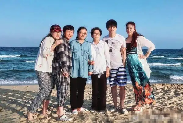 玖月奇迹晒假期游玩照 全家福罕见曝光