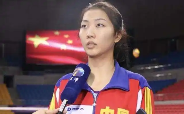 超强实力才能说明一切,穿4号球衣的刘亚楠打球很有灵性,技术全面一传