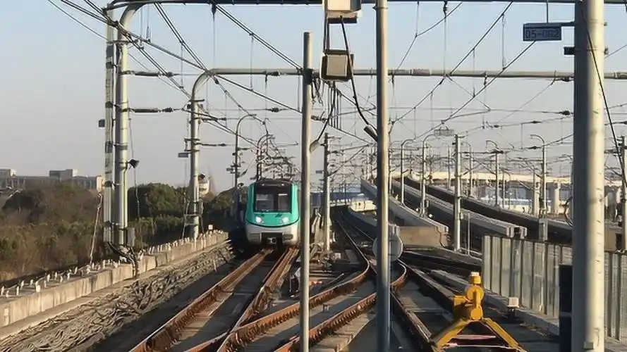 南京地铁s1/机场线驶入翔宇路南站