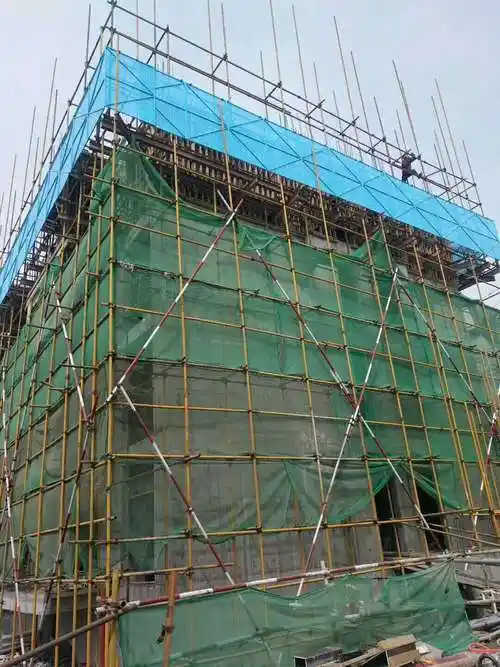 建筑安全网中建蓝建筑工地外墙防护网喷塑冲孔网楼房外架防护网建筑爬