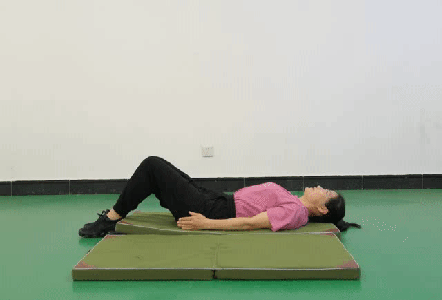 2.卷腹摸膝(记录连续完成次数)