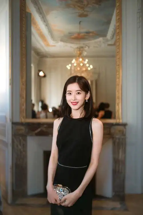 奶茶妹章泽天穿黑裙亮相时装周端庄优雅不失甜美