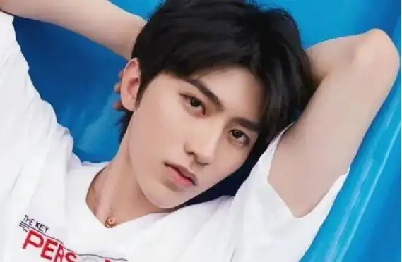 6月26日,知名娱乐博主"推理君江小宴"曝出在2021年5月20日,蔡徐坤与一