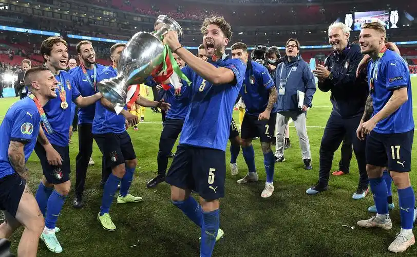 euro 2020),亦称为"2020年欧洲杯"  "2020年欧锦赛",是第16届欧洲足球