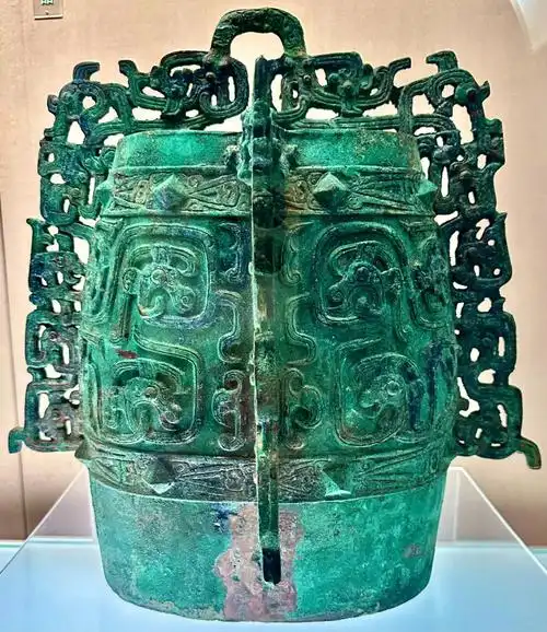 是上海博物馆中颜色最为惊艳的青铜器了