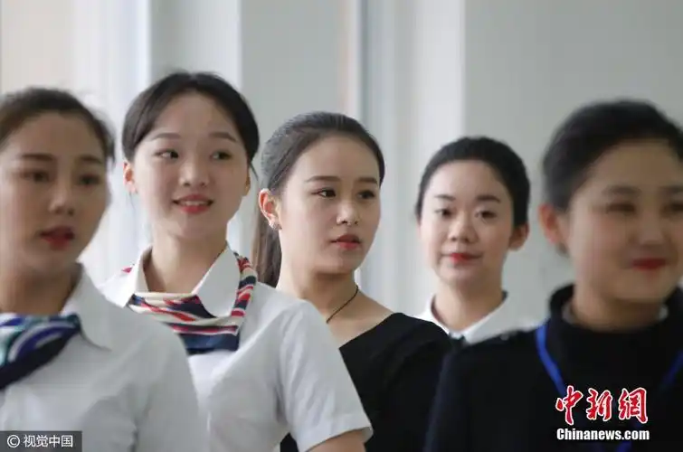郑州播音空乘专业进入复试 女考生脱鞋考蹲姿