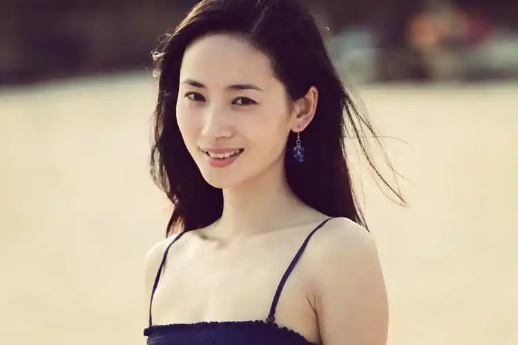 徐筠曝光海边度假大片