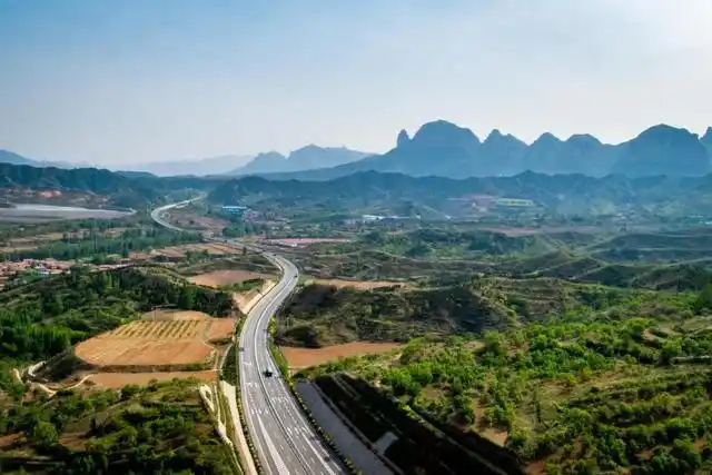 左黎高速沿线的太行山风光.