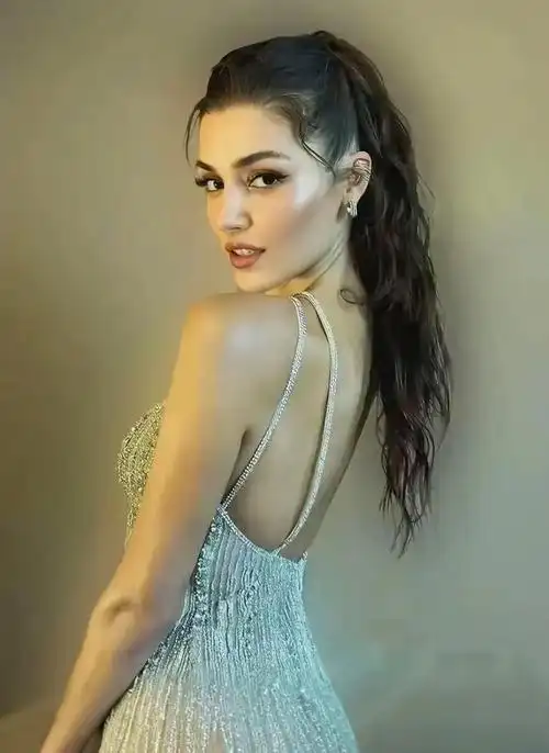 作为93年出生的土耳其演员,她2015年还拿到过世界小姐亚军,她是一位