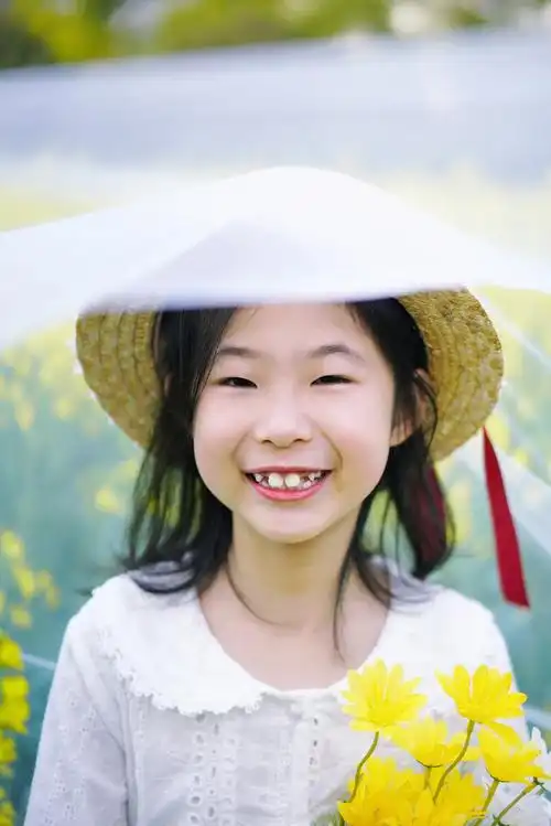 春天最可爱的是无尽的花色最灿烂的是孩子纯净的笑容