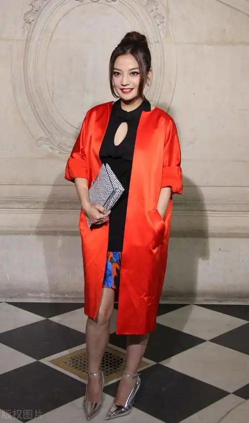 赵薇近照她打扮得像个少女