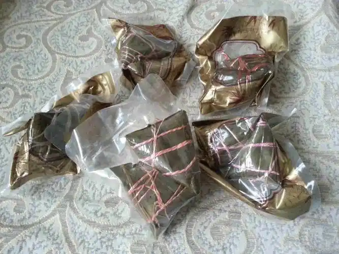 尤其现在是夏天,天气比较热. 即使是真空包装的粽子也容易变质.