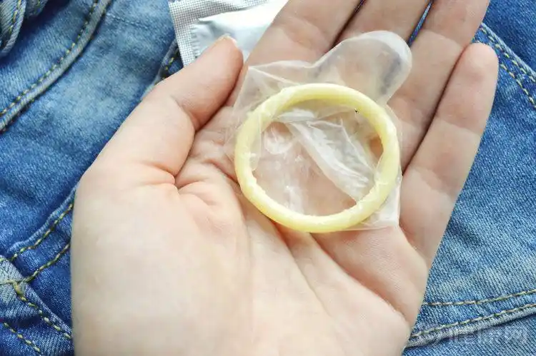 就要佩戴安全套,防止在亲热时双方的私部有密切的接触引起意外怀孕