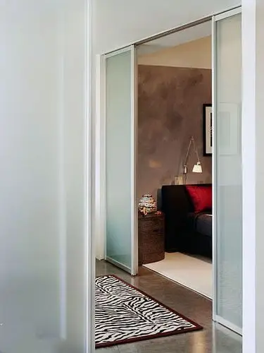 玻璃门卧室效果图:玻璃门多见移门,移门用来分割区间,不仅好看也好用