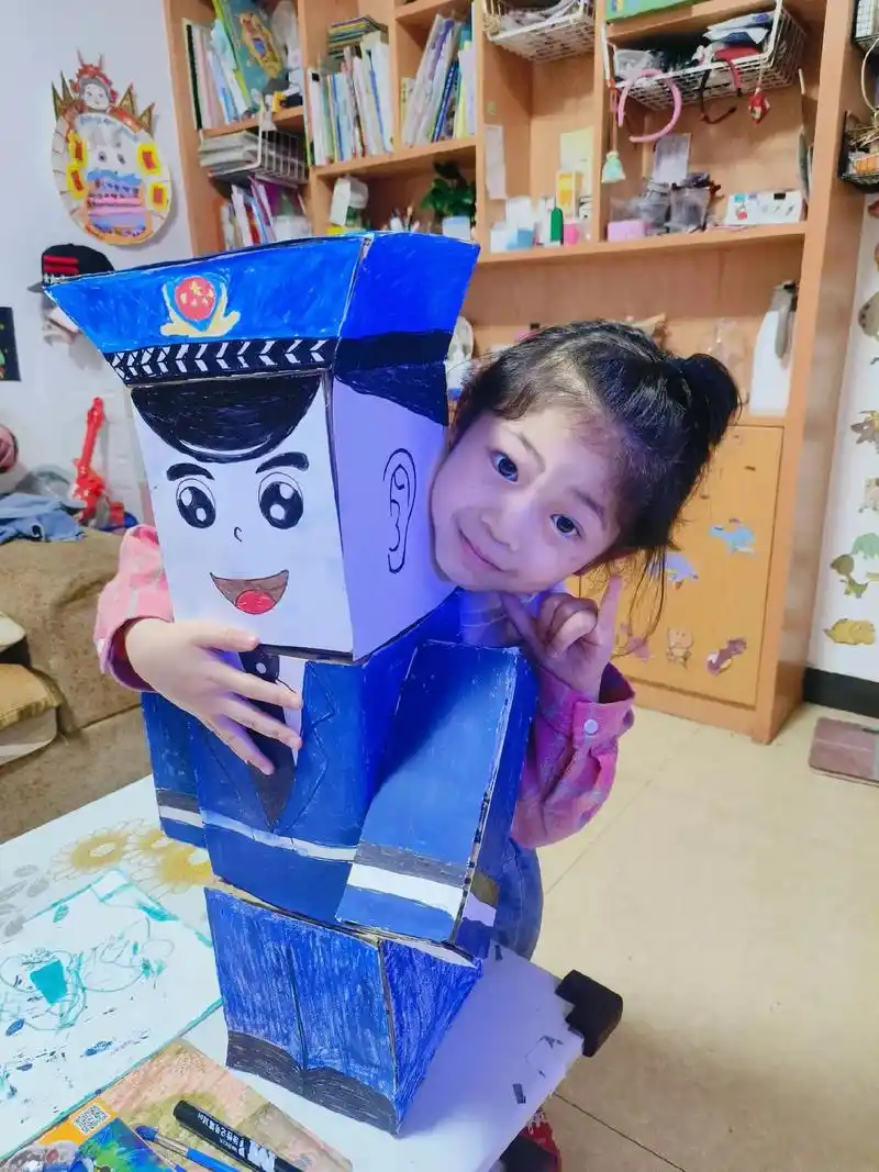 手工纸板警察.幼儿园手工作业:纸板警察.从天亮做到天黑,找纸 - 抖音